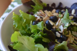 Salad with blueberries and almonds
